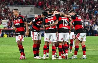 Carrascal comemora gol, ao lado de seus companheiros, contra o Botafogo pelo Brasileirão. 