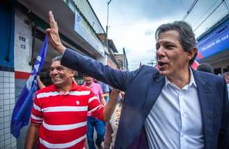 Fernando Haddad (PT) faz caminhada durante agenda de campanha.