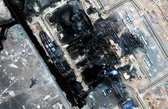 Uma imagem de satélite mostra uma visão mais detalhada dos danos no oleoduto Leste-Oeste da Arábia Saudita, localizado ao longo da Península Arábica, após um ataque que o atingiu em 11 de setembro de 2026, na Arábia Saudita, em 13 de setembro de 2026. Vantor/Imagem cedida via REUTERS