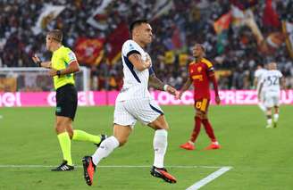 Lautaro Martínez celebra um dos gols da Internazionale contra a Roma pelo Campeonato Italiano 2026/27 