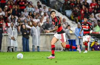 Pedro, do Flamengo, durante partida contra o Corinthians pelo Brasileirão.