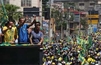 PKBOL 10/10/2026 - FLÁVIO BOLSONARO / SÃO GONÇALO - Carreata e Motociata com Flávio Bolsonaro e Douglas Ruas em São Gonçalo. Foto Pedro Kirilos/Estadão