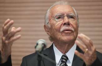 Após cirurgia para desobstrução intestinal, José Sarney apresenta evolução clínica favorável, mas ainda não tem previsão de alta hospitalar