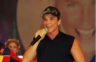 Cantor Netinho se apresenta em programa de Xuxa Meneghel