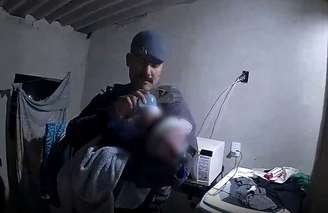Criança foi encontrada com roupa que comprometia a sua respiração, diz polícia