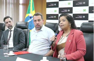 Guilherme Boulos durante coletiva