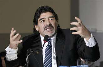 Ex-jogador argentino Diego Maradona gesticula durante coletiva de imprensa, em Nápoles, na Itália. 26/02/2013