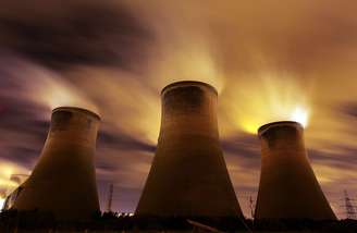 Usinas emitem vapor no Reino Unido: eliminação de fontes de poluição pode reduzir o aquecimento