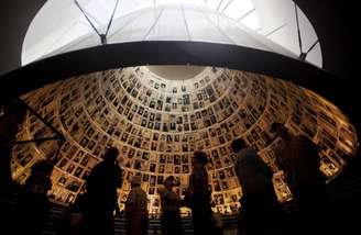 <p>Judeus israelenses vão a memorial em Jerusalém para homenagear os 6 milhões de mortos no Holocausto. Memorial foi fundado em 1953 como centro mundial de dumentação, pesquisa e educação sobre o Holocausto.</p>