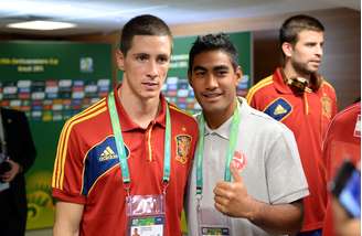 <p>Fernando Torres marcou quatro dos dez gols da Espanha no jogo; depois, tirou foto com o atacante Yohann Tihoni</p>