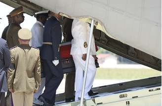 Caixão com o corpo de Mandela é levado para avião na base aérea de Waterkloof, nos arredores de Pretória