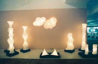 O designer Fábio Alvim (1944-93) conseguiu unir funcionalidade, beleza e criatividade em sua obra com esculturas de luz e luminárias