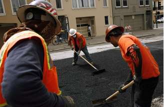 <p>Trabalhadores espalham asfalto em rua de San Francisco. Os empregadores do setor privado dos EUA abriram 139 mil vagas de trabalho em fevereiro</p>