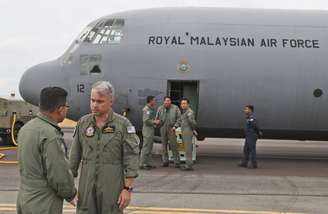 Comandante australiano Craig Heap recepciona o colega malaio, major Jafri, em Perth. A tripulação da Malásia deve se juntar ao grupo que procura o avião desaparecido da Malaysia Airlines