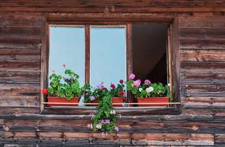 <p>As janelas de madeira são capazes de dar um acabamento único para um ambiente, além de produzirem ótimo isolamento acústico e térmico. Por outro lado, elas precisam de manutenção constante e têm um custo elevado</p>