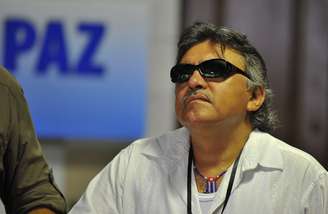 <p>Comandante das guerrilhas das Farc, Jesus Santrich, atende às negociações de paz com o governo colombiano, no Palácio de Convenções de Havana, em 3 de junho</p>