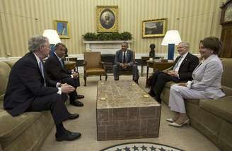 O presidente norte-americano, Barack Obama (centro), recebe parlamentares no Salão Oval da Casa Branca para discutir a situação no Iraque, em Washington, nos Estados Unidos, nesta quarta-feira. 18/06/2014