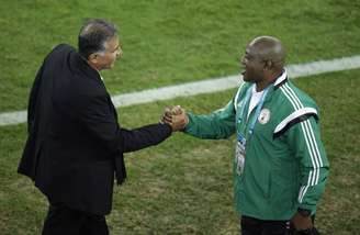 Keshi cumprimenta o português Carlos Queiroz, treinador do Irã
