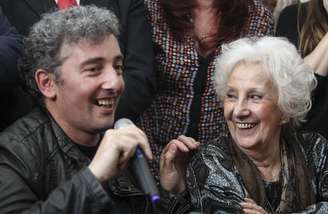 <p>Guido Montoya Carlotto fala em sua primeira aparição pública ao lado da avó, Estela de Carlotto, em Buenos Aires, em 8 de agosto</p>