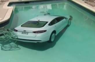 <p>Carro mergulhou em piscina após motorista de 85 anos perder o controle da direção</p>