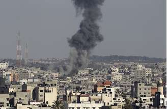 <p>Fumaça é vista em Gaza após ataque israelense, em 19 de agosto </p>