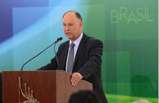 <p>O ministro da Secretaria de Relações Institucionais, Pepe Vargas, durante cerimônia de transmissão de cargo em Brasília, em 2 de fevereiro</p>