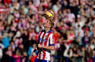 Fernando Torres brinca com a bola em apresentação com 40 mil torcedores