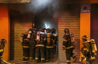 Bombeiros combatem incêndio na 25 de Março