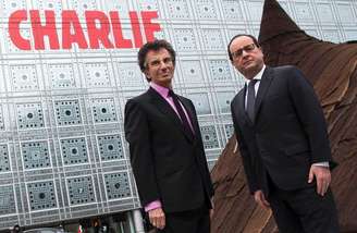 Presidente francês, François Hollande, e presidente do Instituto do Mundo Árabe, Jack Lang, em frente ao prédio do instituto em Paris.