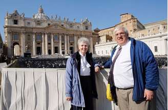 <p>Irmã Jeannine Gramick e Francis DeBernardo na Praça de São Pedro, no Vaticano, em 18 de fevereiro</p>