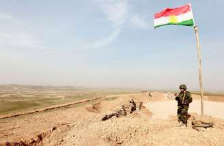 Combatente curdo peshmerga assume posição nos arredores de Mossul, em janeiro