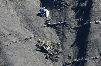 <p>Destroços do avião da Germanwings perto de local do acidente, nos Alpes franceses</p>