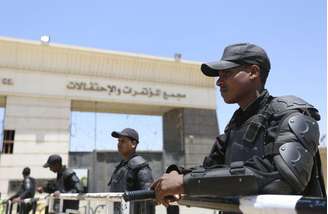 Policiais assumem posições durante julgamento do presidente deposto Mohamed Mursi e líderes da Irmandade Muçulmana, nos arredores do Cairo, no Egito. 16/05/2015