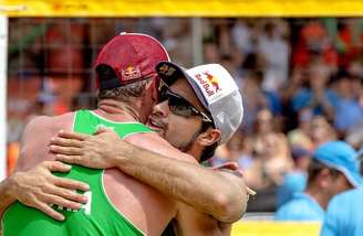 Alison e Bruno Schmidt campeões mundiais de vôlei de praia na Holanda