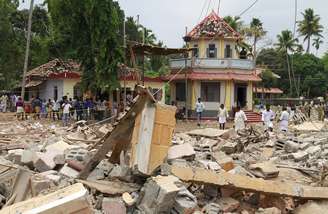 O fogo no templo hindu Puttingal Devi, no estado de Kerala, foi iniciado após faíscas de fogos de artifício atingirem outros que estavam armazenados dentro do complexo do templo.