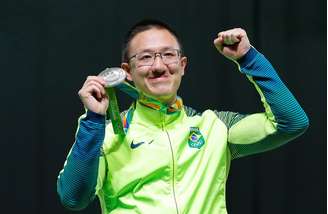 Felipe Wu comemora a medalha de prata