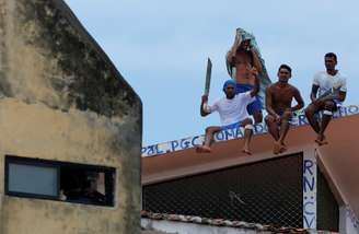 Detentos no telhado do presídio de Alcaçuz, no Rio Grande do Norte