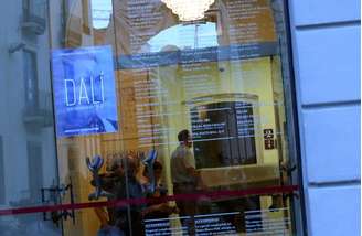 Funcionários carregam caixão durante exumação de corpo de Salvador Dalí em Figueras
 20/7/2017    REUTERS/Albert Gea