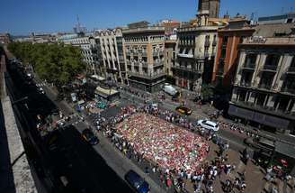 Memorial improvisado em local onde van atropelou multidão de pedestres em Las Ramblas, Barcelona 22/08/2017 REUTERS/Albert Gea