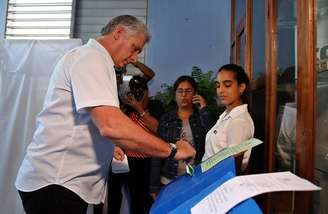 Miguel Díaz Canel, possível sucessor de Raúl Castro, vota em Cuba