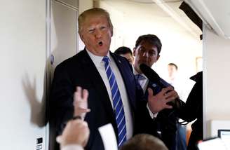 Presidente dos Estados Unidos, Donald Trump, fala com repórteres a bordo do Air Force One 05/04/2018 REUTERS/Kevin Lamarque 