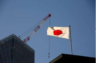Bandeira do Japão é vista em distrito comercial em Tóquio 05/01/2017 REUTERS/Kim Kyung-Hoon 