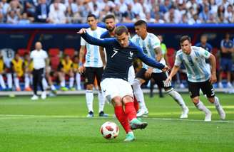 Griezmann chuta para marcar gol de pênalti contra a Argentina
 30/6/2018     REUTERS/Dylan Martinez