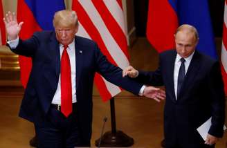 Presidentes dos EUA, Donaldt Trump, acena a jornalistas, ao lado do presidente da Rússia, Vladimir Putin, após entrevista coletiva, em Helsinque
16/07/2018
REUTERS/Leonhard Foeger