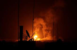 Explosão durante ataques aéreos de Israel em Gaza
 9/8/2018    REUTERS/ REUTERS/Ahmed Zakot 