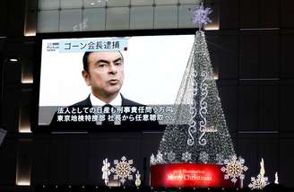 Um monitor de rua mostrando uma reportagem sobre a prisão do presidente da Nissan Carlos Ghosn é visto ao lado da iluminação de Natal em Tóquio. 21/11/ 2018.  REUTERS/Toru Hanai 