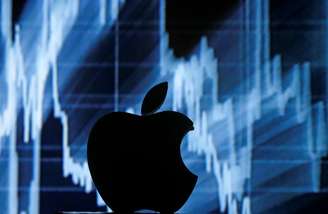 As ações da Apple abriram em forte queda nesta quinta-feira após a companhia reduzir a previsão de receita de US$ 93 bilhões para US$ 84 bilhões no trimestre fiscal encerrado em 29 de dezembro