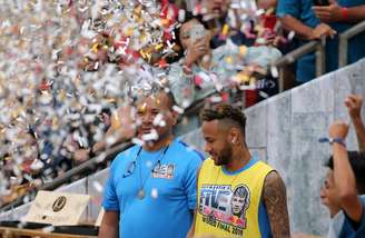 Neymar e o pai durante torneio de futebol em Santos