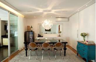 1. Mesa de jantar na cor preta com um design que une o moderno e o clássico na decoração