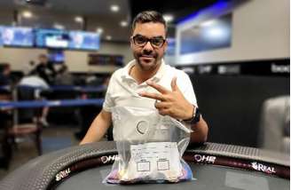 Com 400.500 em fichas, Elton Leite avançou na liderança no primeiro dia do Main Event do IPF (Divulgação)